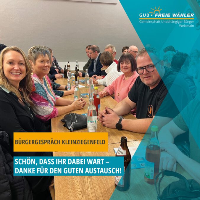 Tisch mit vielen Personen, die Aufmerksam der Wahlversammlung zuhören